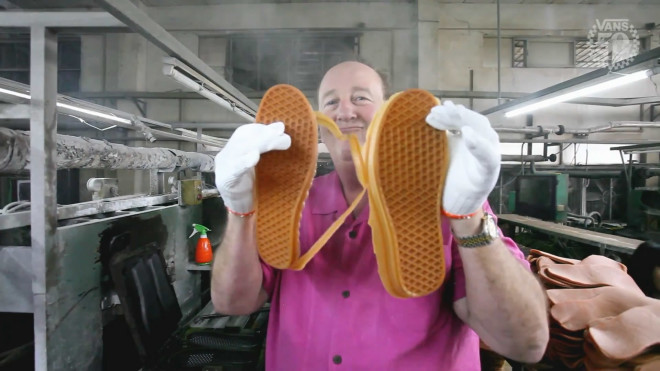 Steve Van Doren 和 Christian Hosoi 带你看 Vans 鞋是如何生产出来-Vans爱好者