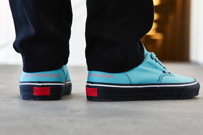【上脚照】Gosha Rubchinskiy x Vans Authentic 联名鞋款-Vans爱好者